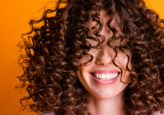 How do you shampoo curly hair naturally?