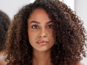 Winter Edge Gel Tips for a Smooth Curly Hairline
