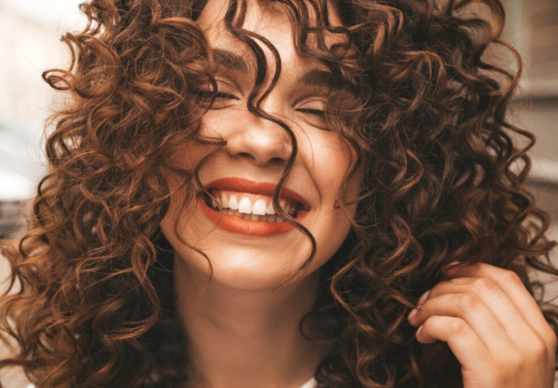 How an 8-Oil Blend with Rosemary Supports Summer Scalp Care